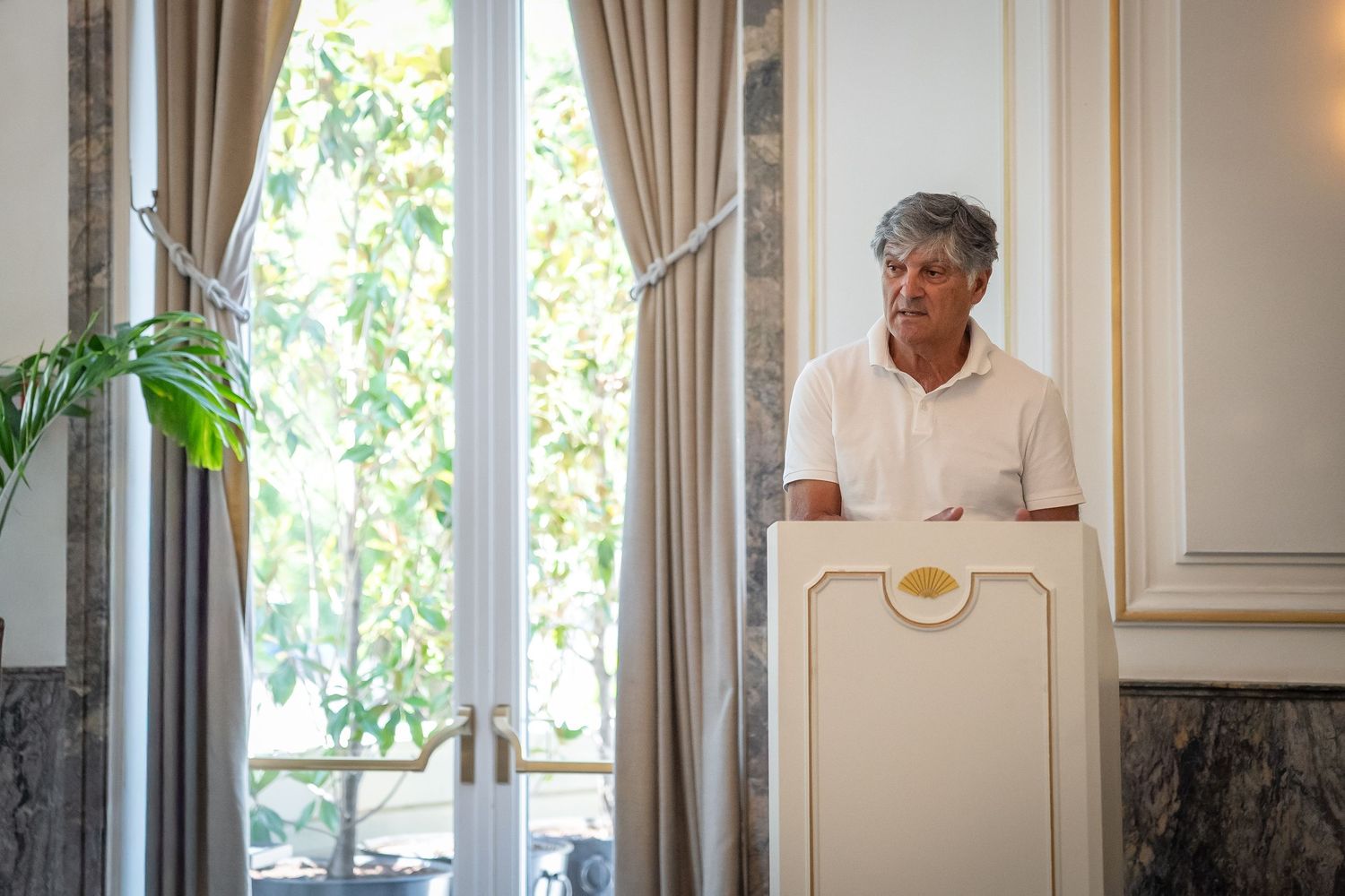 El entrenador de Rafael Nadal Toni Nadal dando una conferencia en un evento corporativo