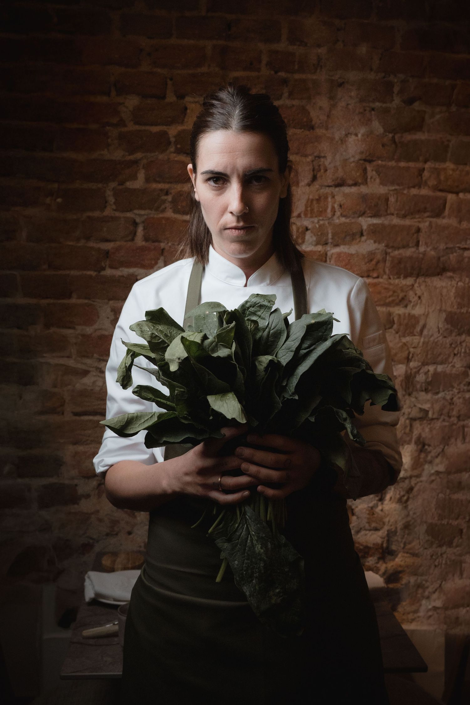 Chef Lucía Gravalos sosteniendo verdura fresca
