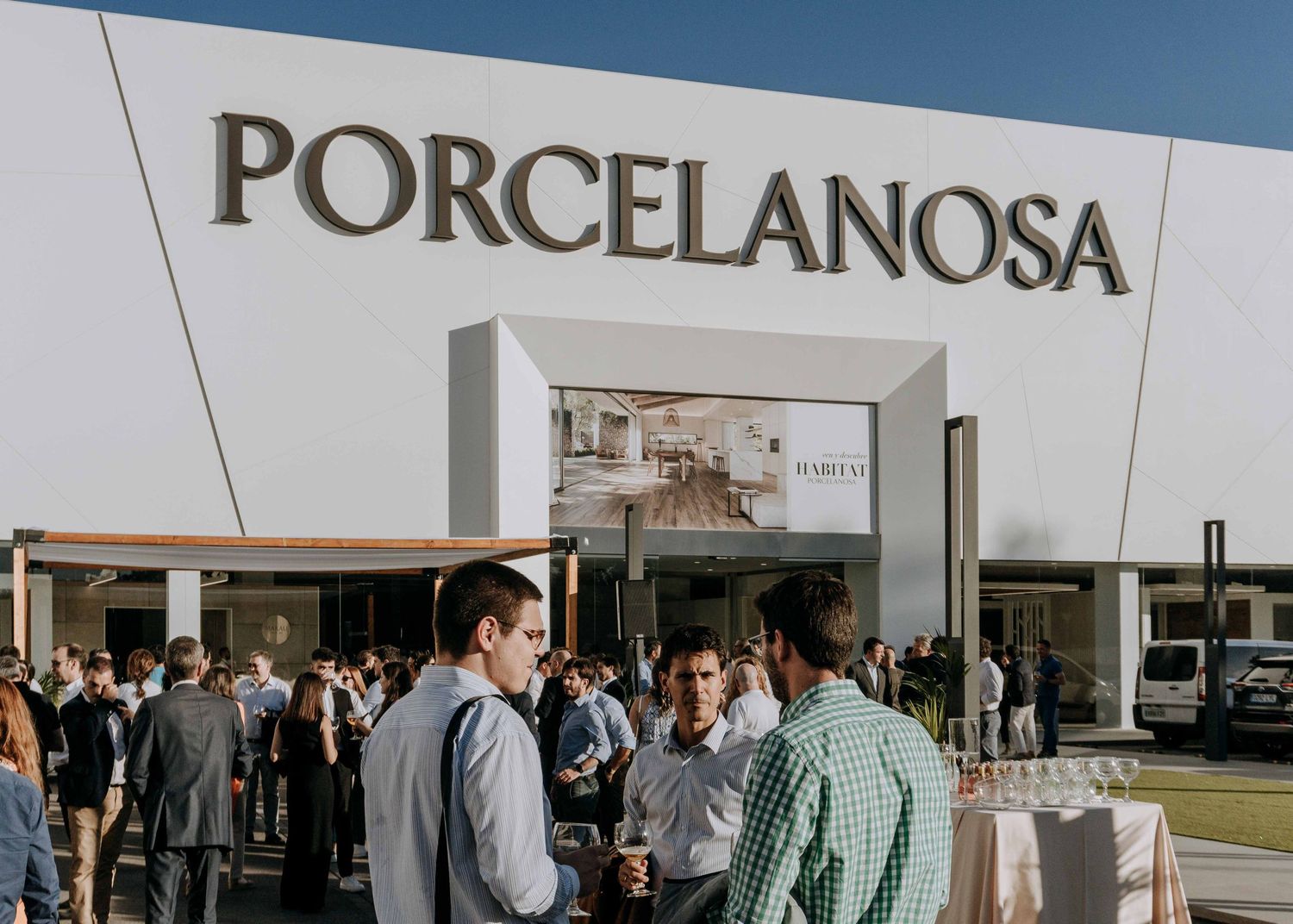 gente en un cóctel en un evento de Porcelanosa