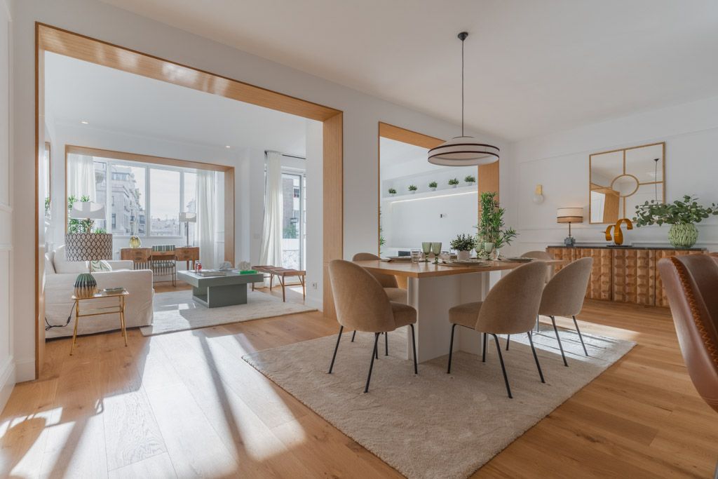 salón moderno con mucha luz natural