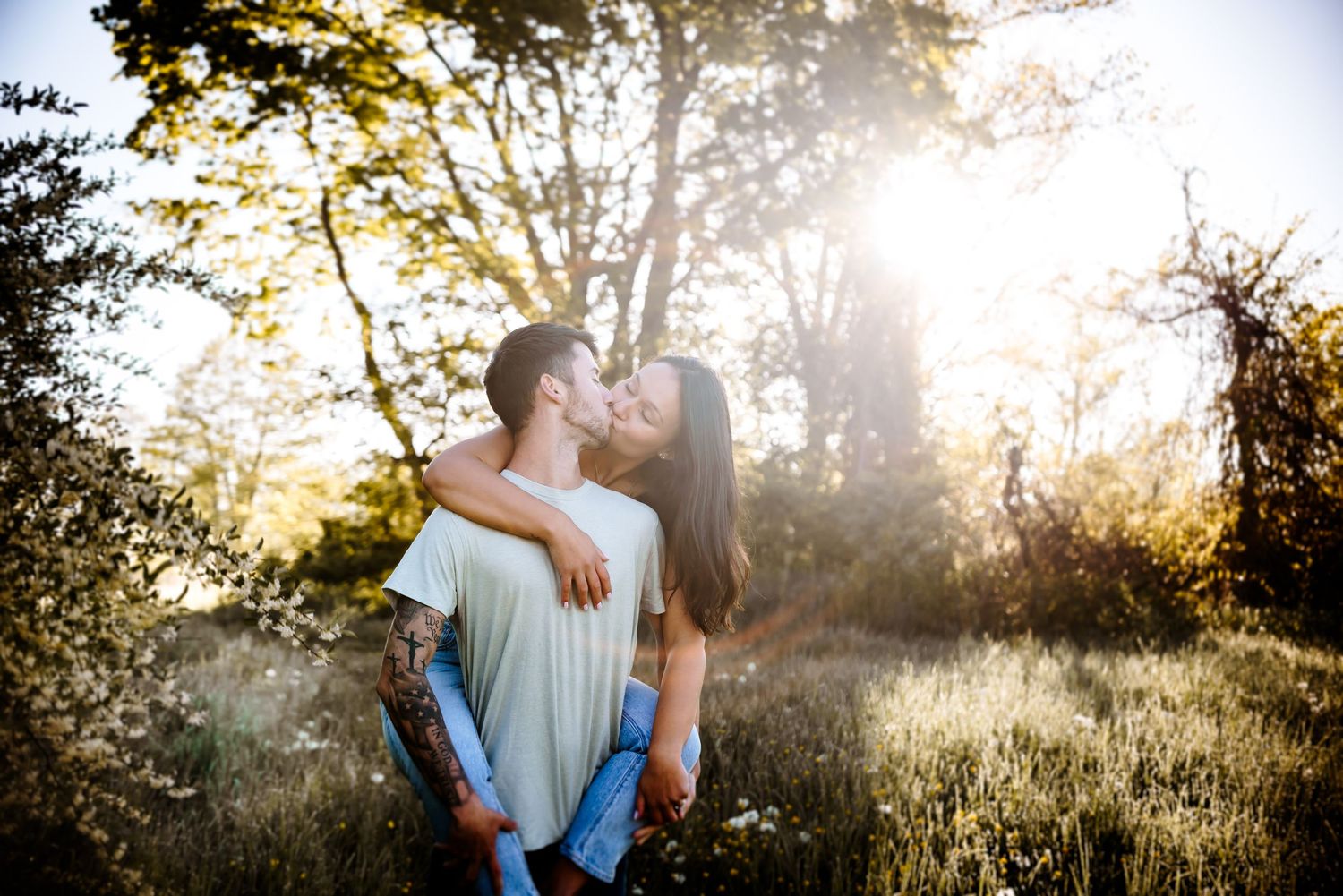 Romantic portraits captured in glowing evening sunlight.