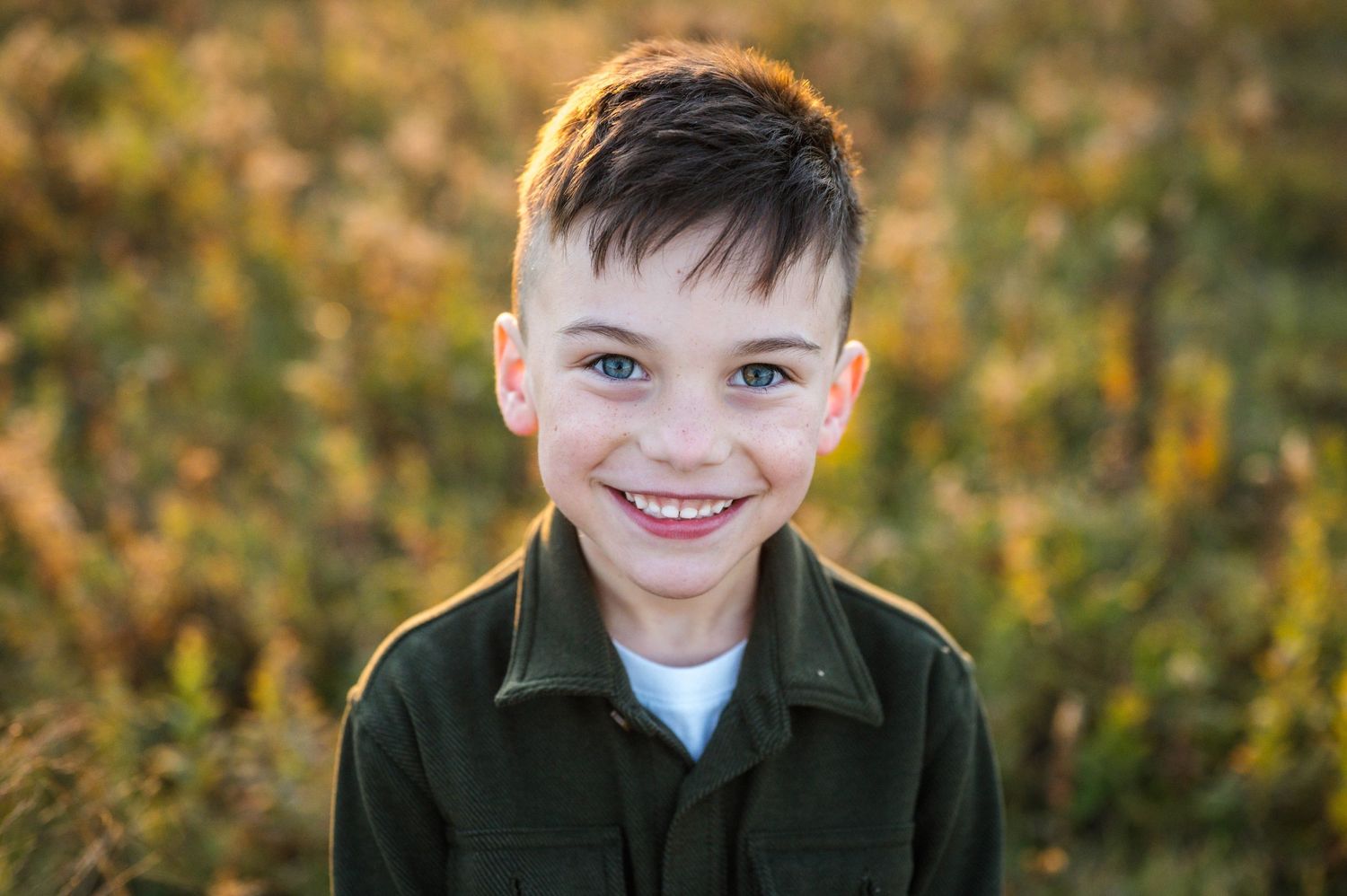 Portrait series in autumn field with natural golden lighting.