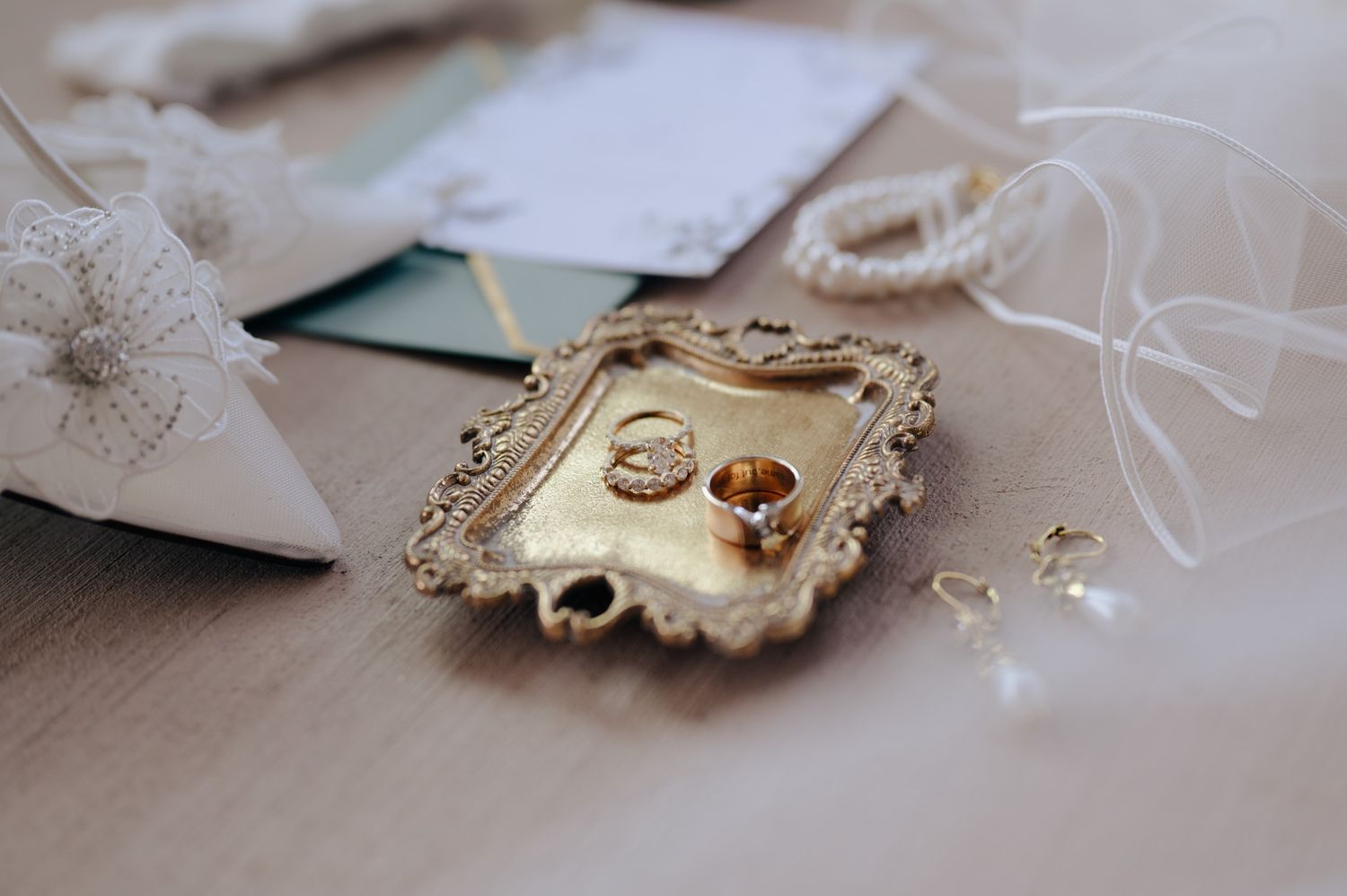 Timeless and vintage wedding ring photo