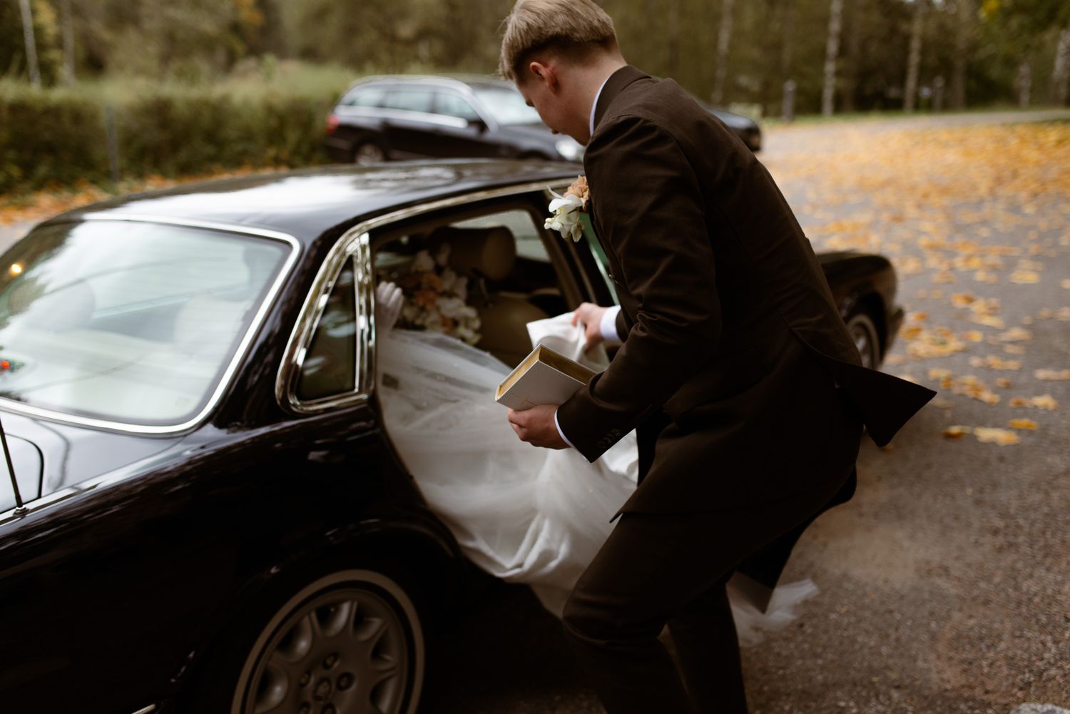 Morsiuspari menossa hääautoonsa.