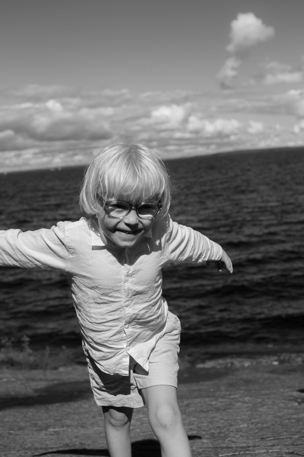 Pieni lapsi juoksee kädet levällään kohti kameraa.
