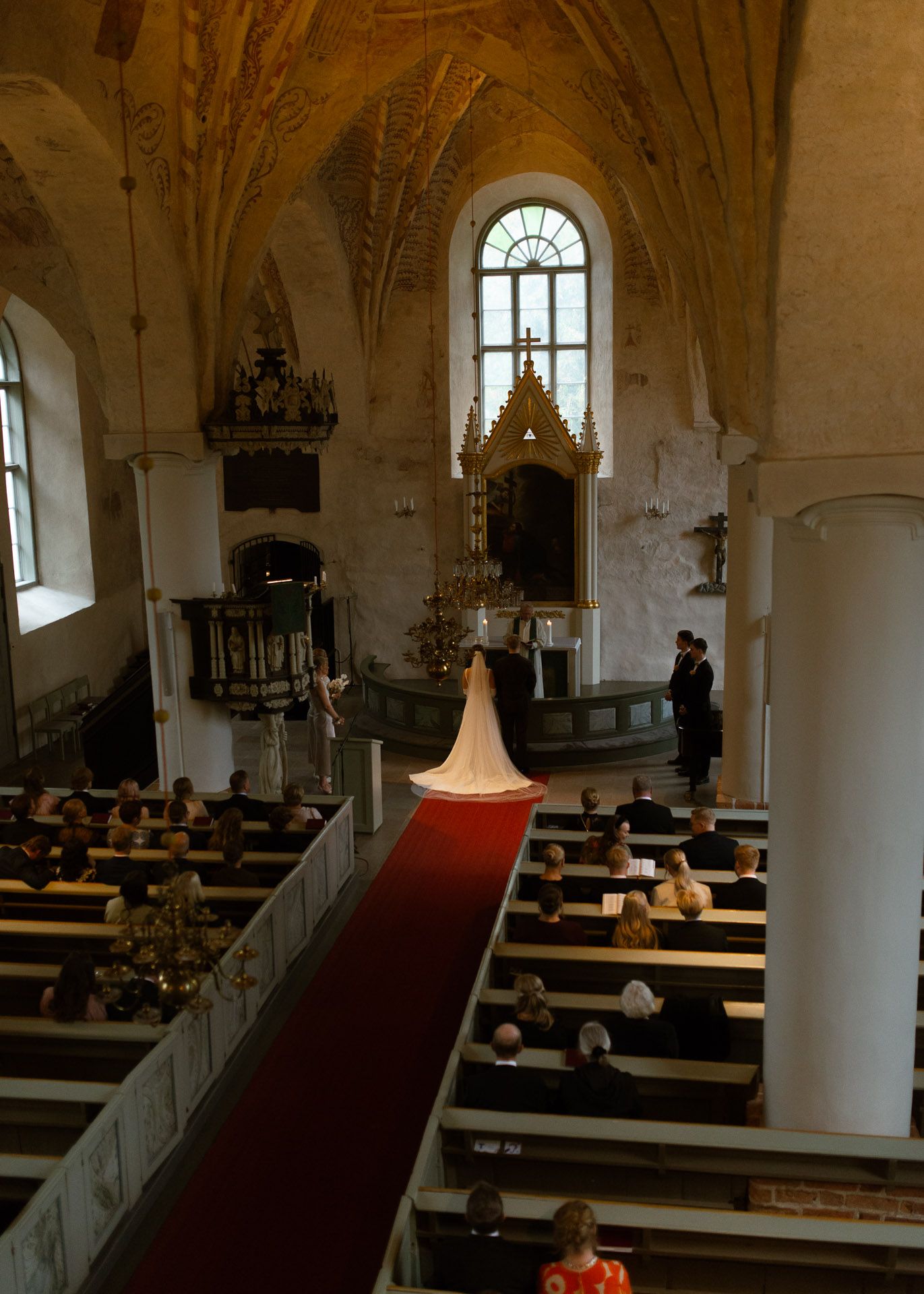 Yleiskuva kirkon sisätiloista parvelta kuvattuna.