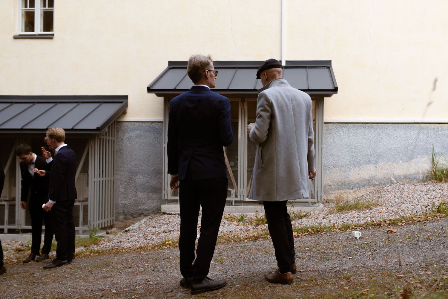 Häävieraita seurustelemassa ulkona.