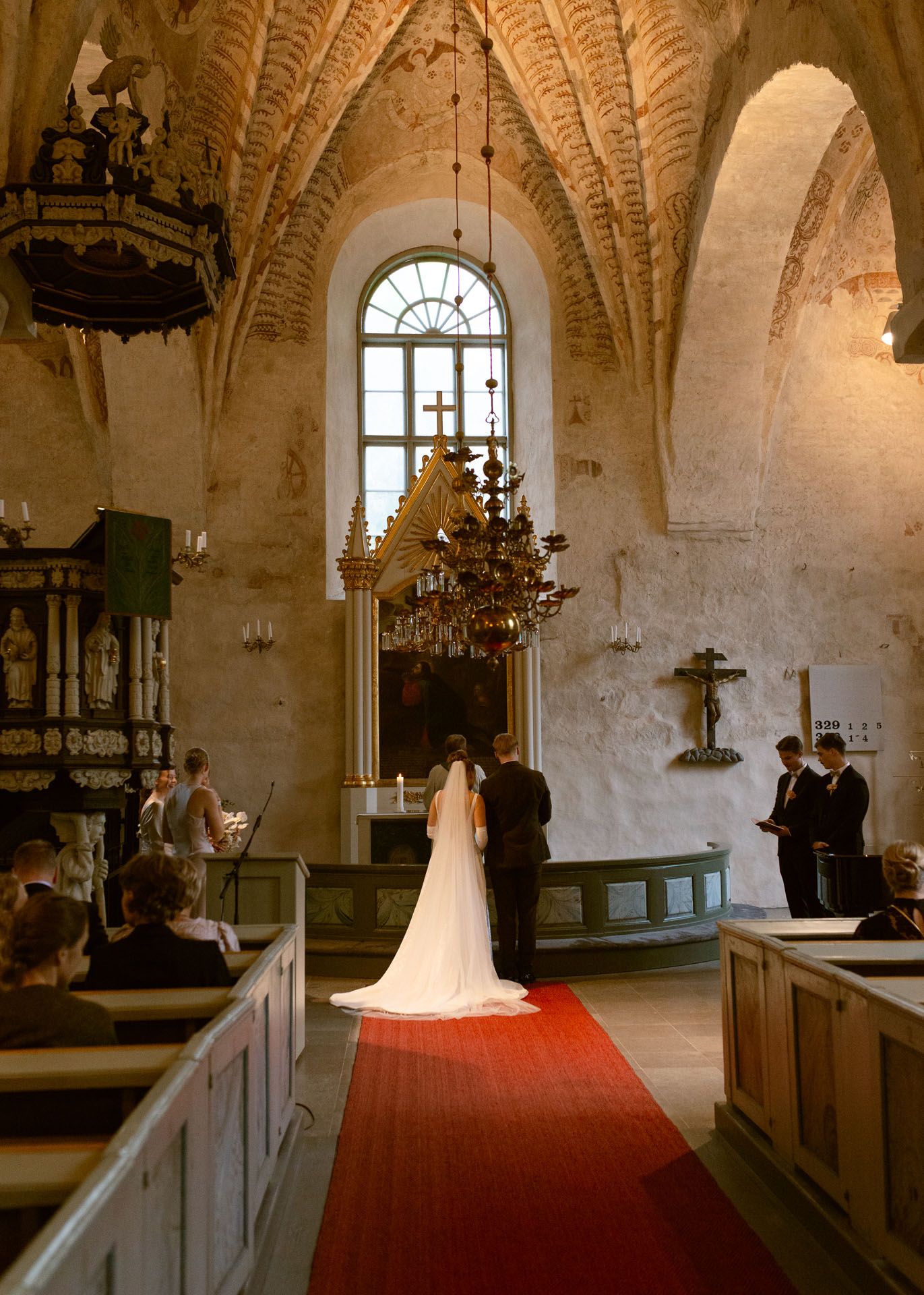 Hääpari alttarilla.