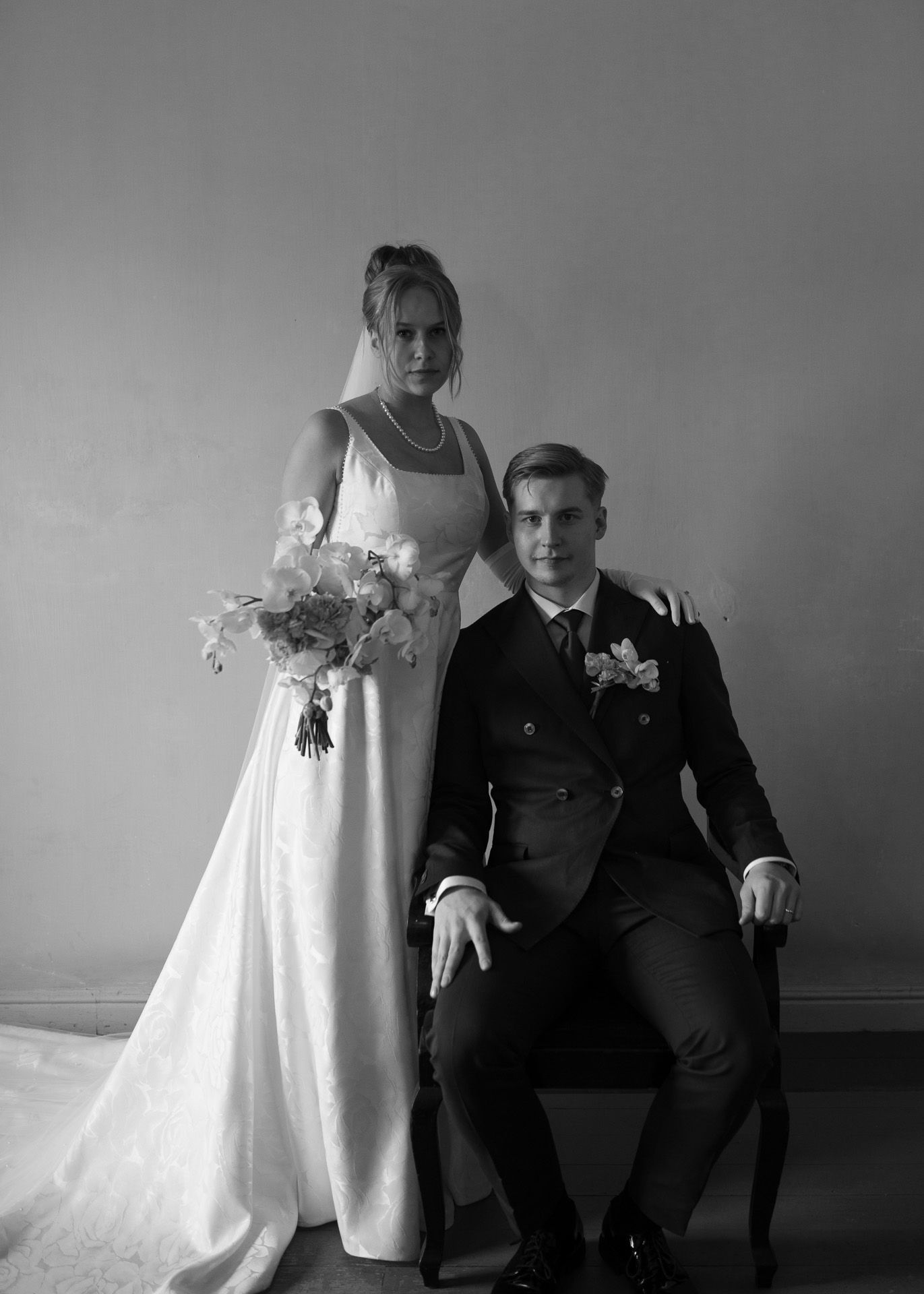 Morsiuspari  klassisessa mustavalkokuvassa.