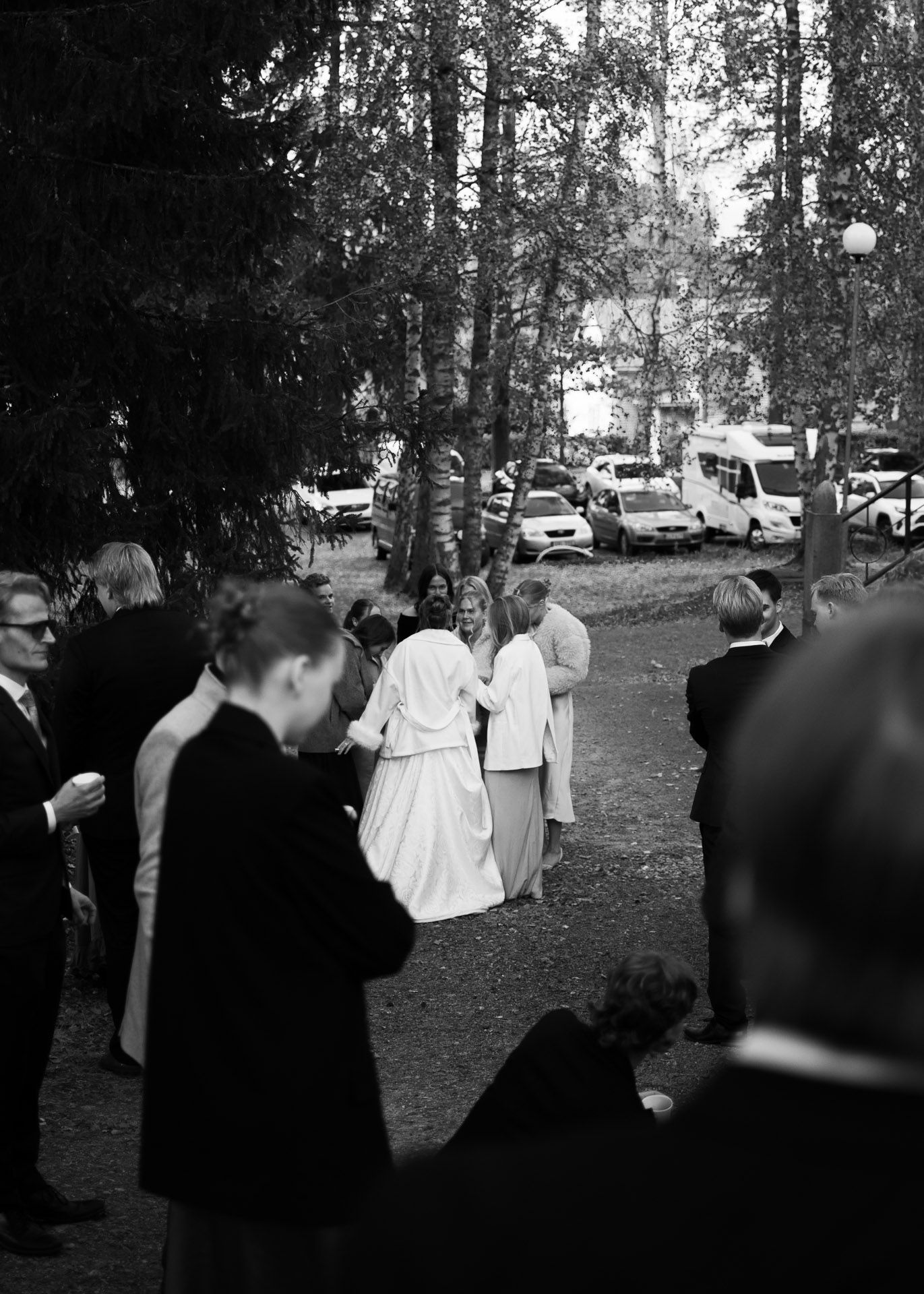 Häävieraita seurustelemassa ulkona.