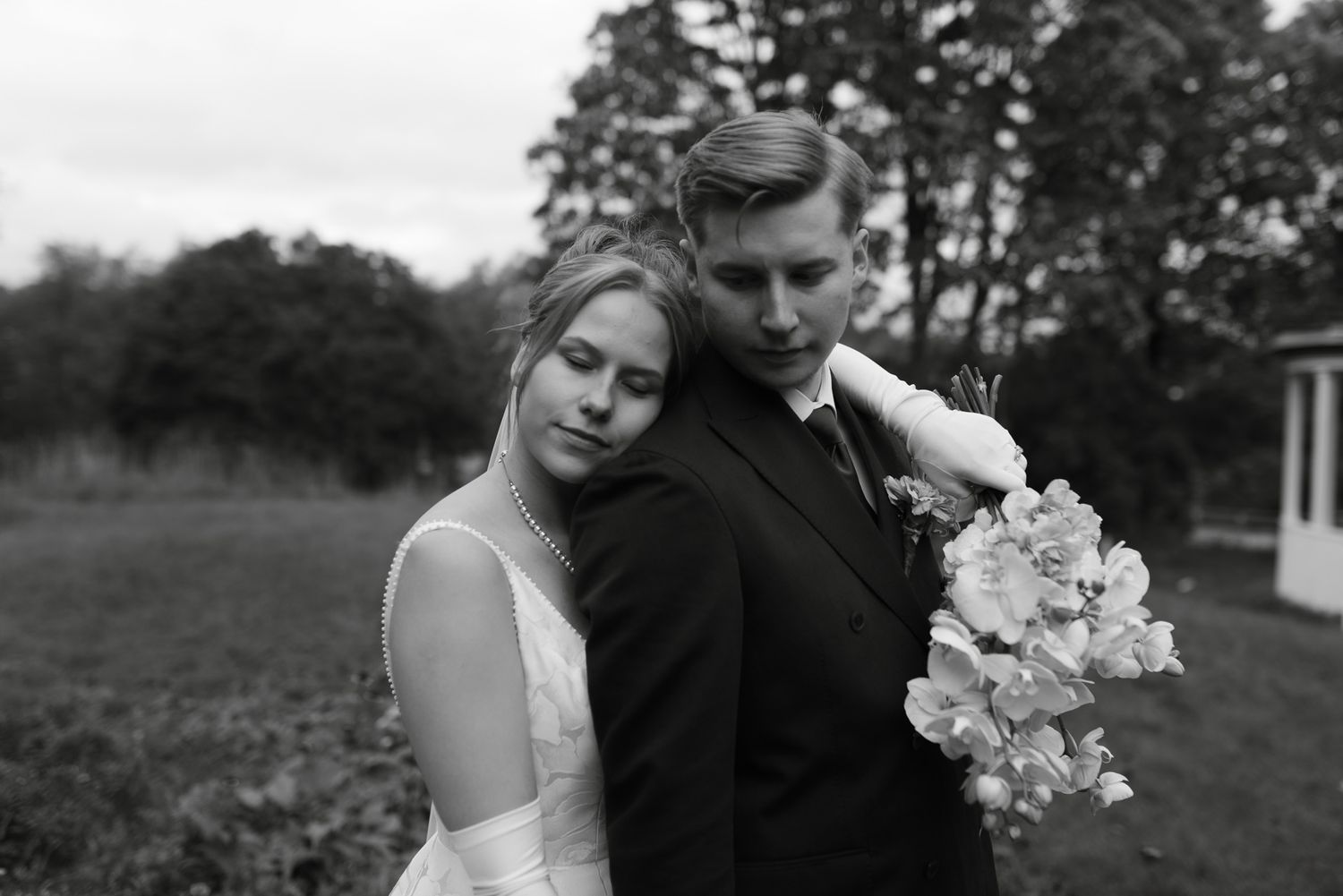 Hääpari halaa toisiaan silmät suljettuina.