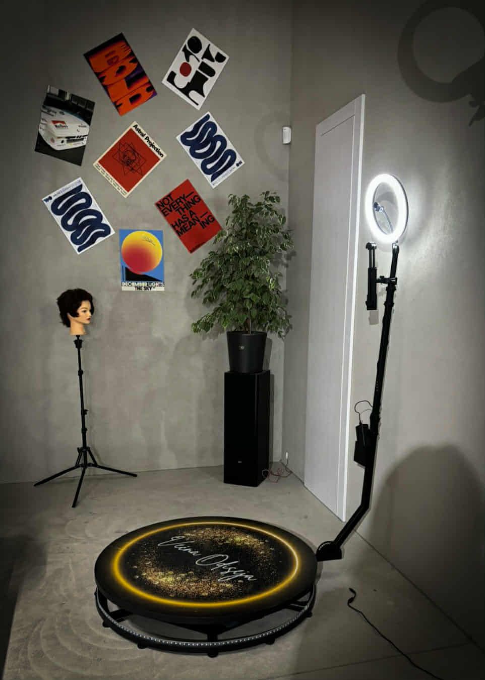 na fotografiji je postavljen photo booth 360