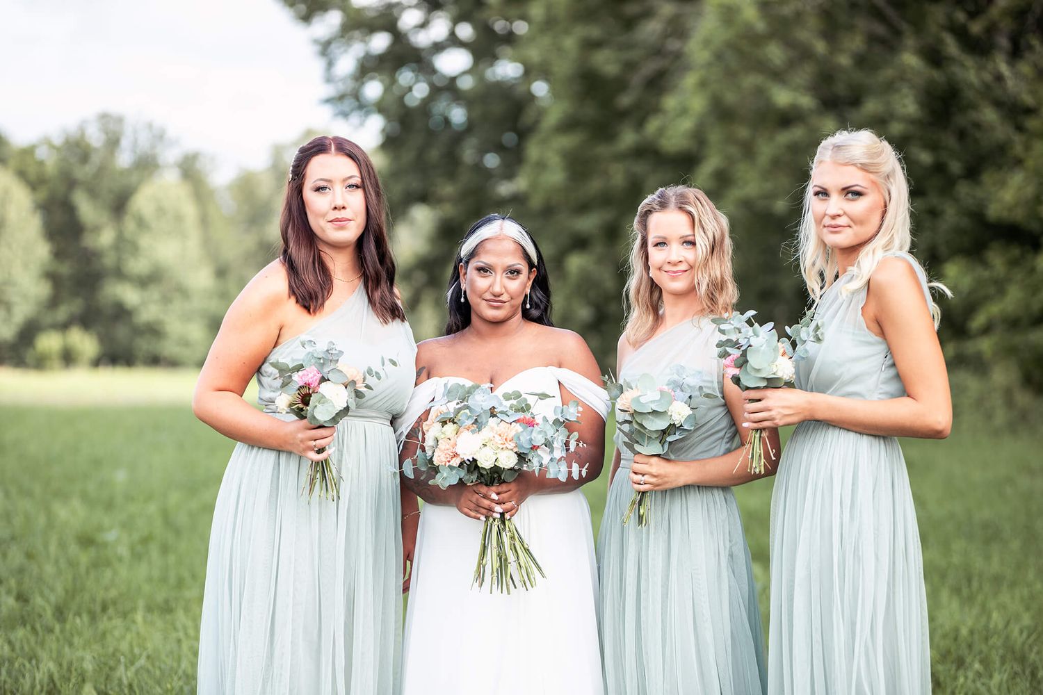 Bröllops i naturen, bland kossor, gräs, bröllopsbågar, bänkar fyllda med gäster, bröllopsfotograf Jennifer serrander