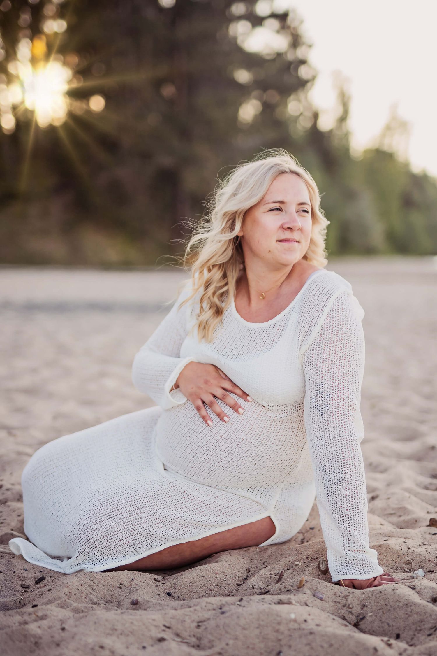 Gravidfotografering på domsand. Vacker gravid kvinna i golden hour, dokumentärt, storytelling. Gravidfotograf Jennifer Serrander.