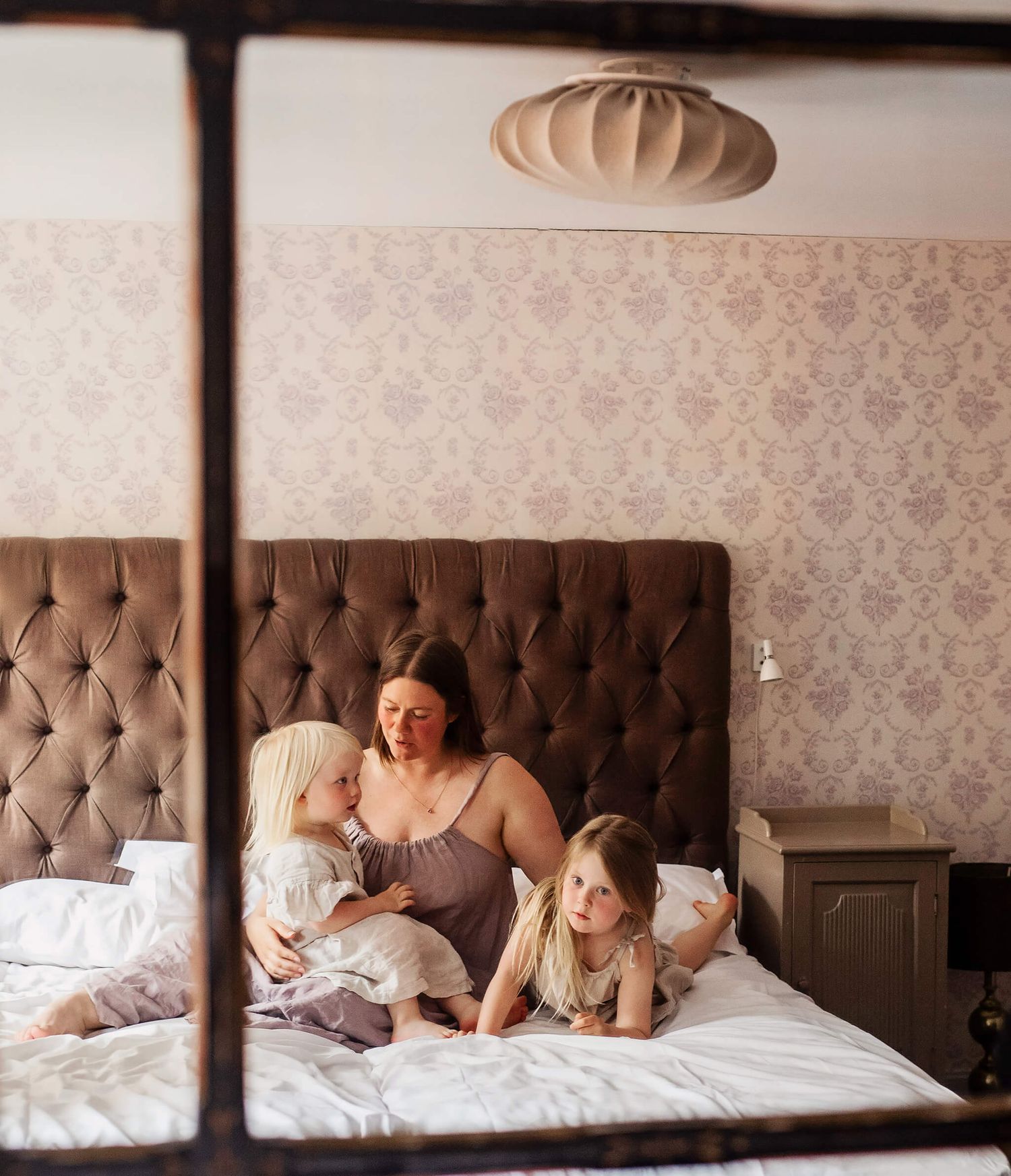 Små barn fötter trygga i mammas hand. 
Familjefotograf i mullsjö med fokus på känslor och närhet. Storytellingfotograf i Mullsjö & jönköping
