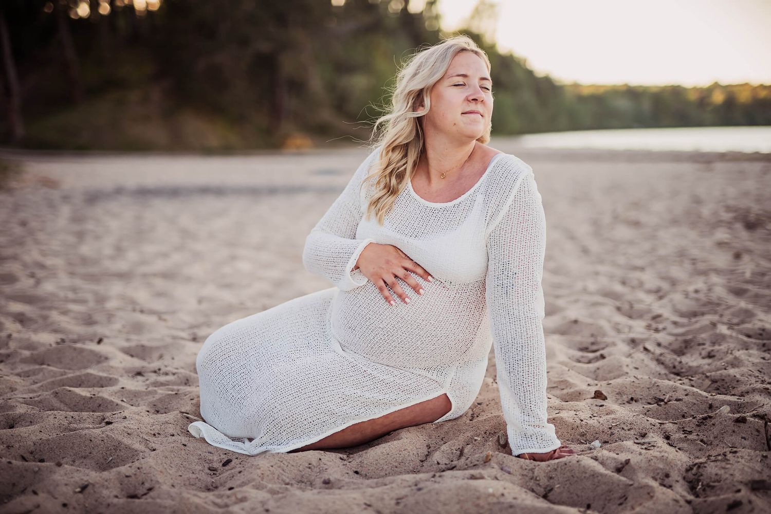 Gravidfotografering på stranden i domsand,  jönköping, Habo, bankeryd. fotograf Jennifer Serrander i mullsjö