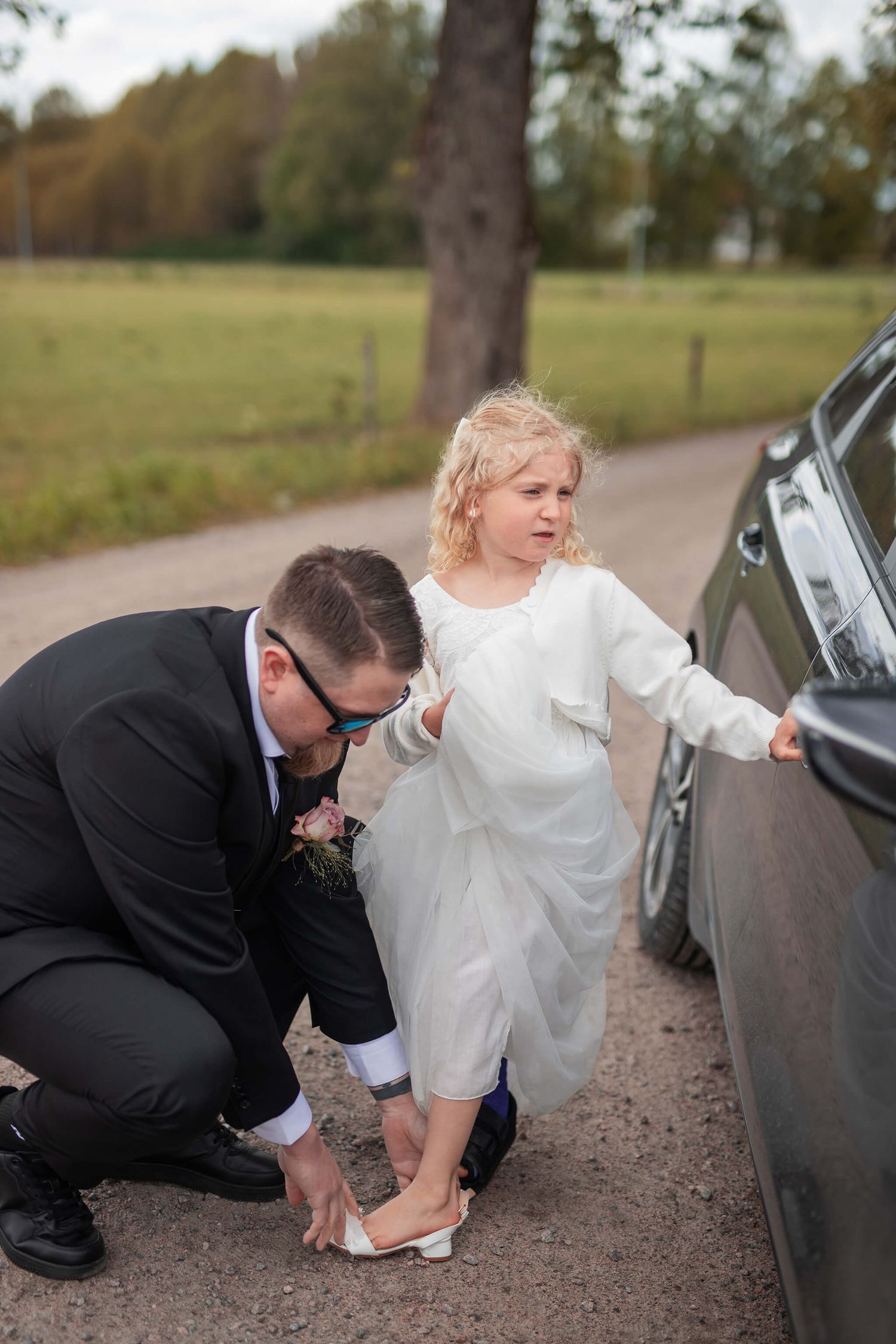 Bröllops i naturen, bland kossor, gräs, bröllopsbågar, bänkar fyllda med gäster, bröllopsfotograf Jennifer serrander