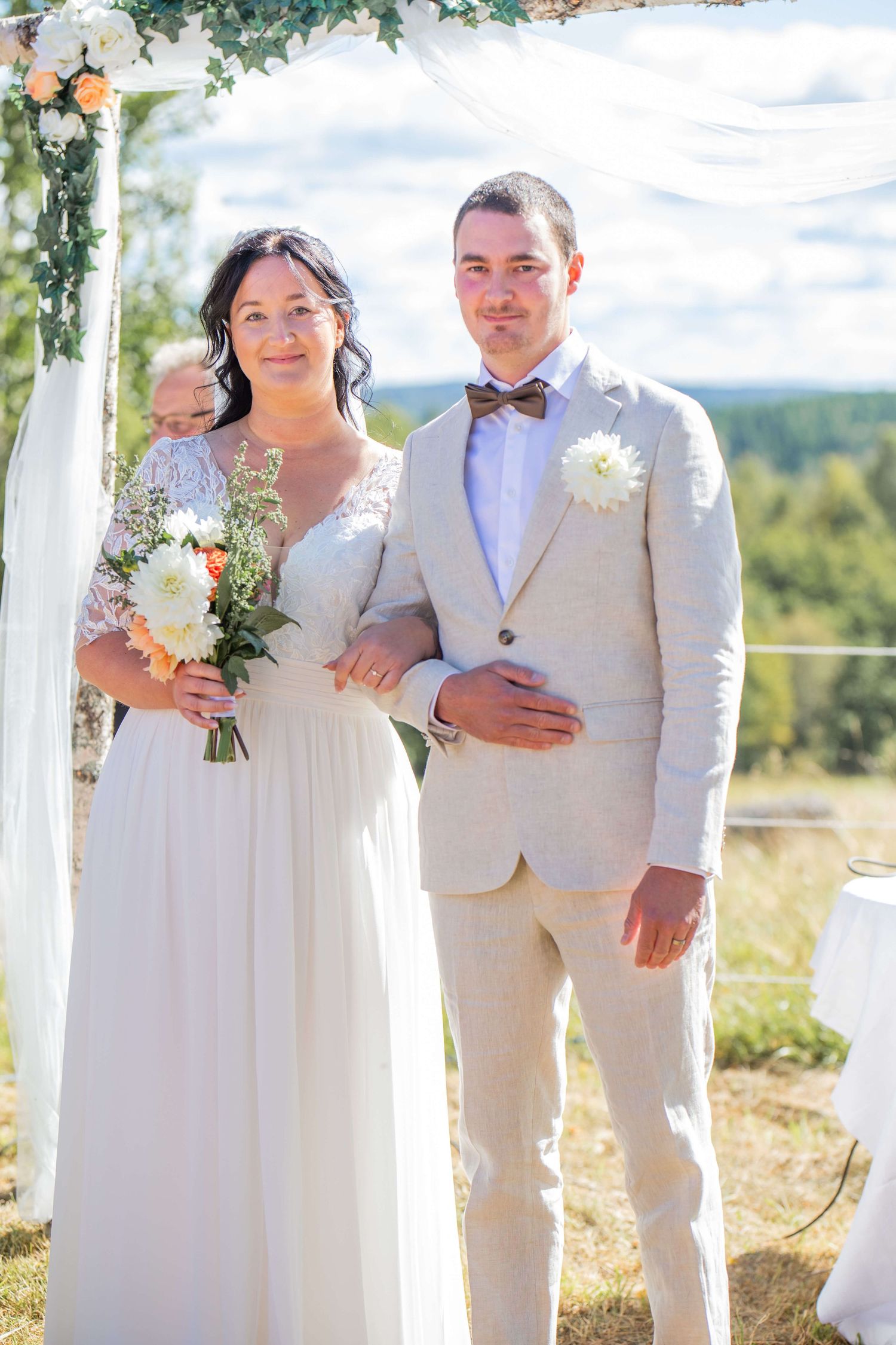 Bröllops i naturen, bland kossor, gräs, bröllopsbågar, bänkar fyllda med gäster, bröllopsfotograf Jennifer serrander