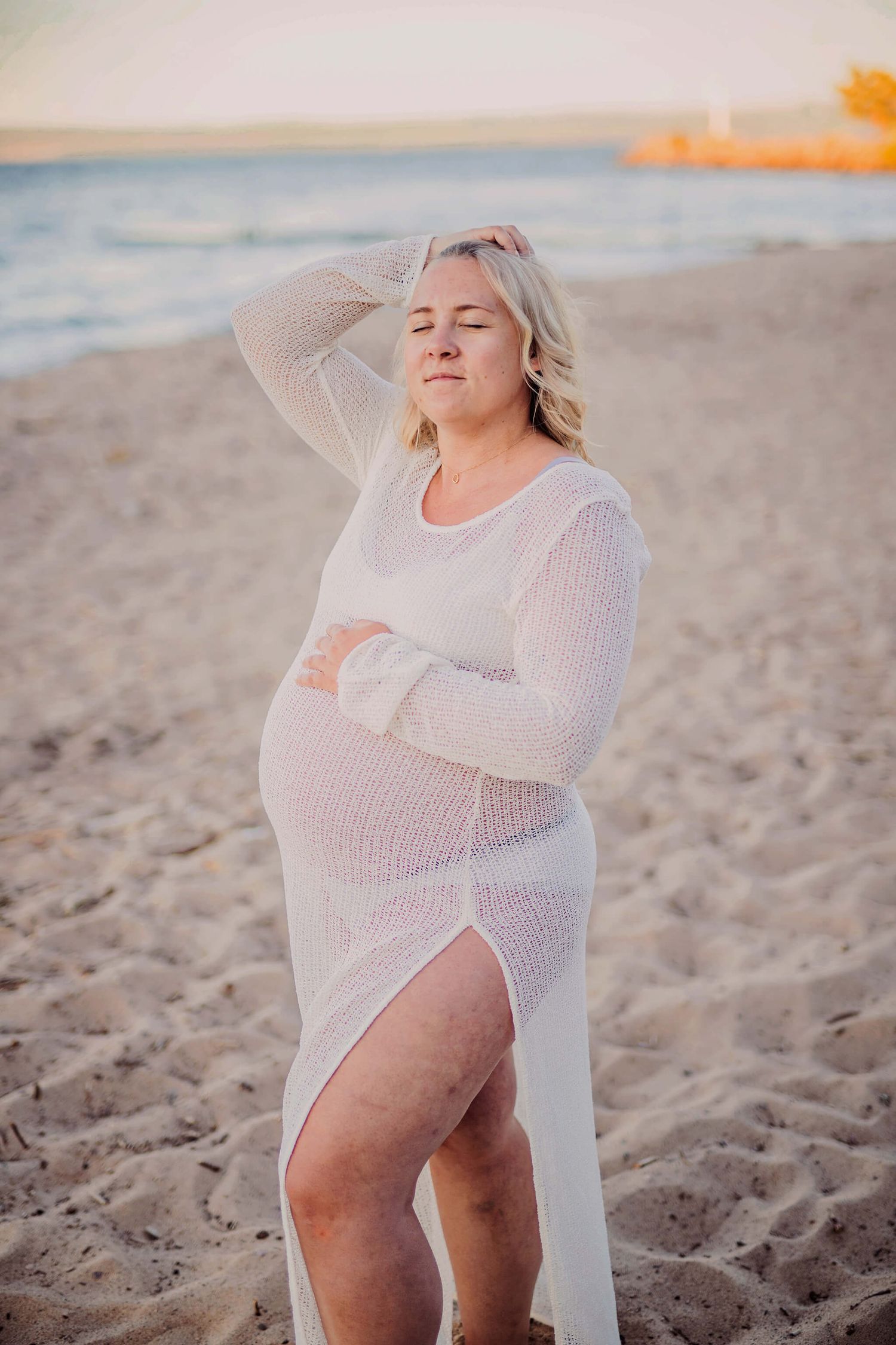 Gravidfotografering på domsand. Vacker gravid kvinna i golden hour, dokumentärt, storytelling. Gravidfotograf Jennifer Serrander.