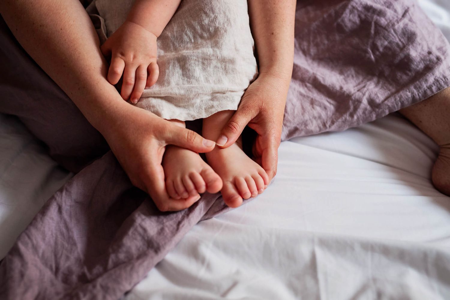 Små barn fötter trygga i mammas hand. 
Familjefotograf i mullsjö med fokus på känslor och närhet. Storytellingfotograf i Mullsjö & jönköping