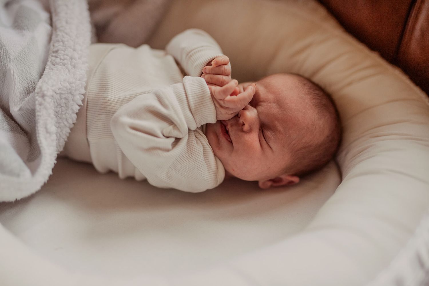 Nybliven mamma. Nyföddfotograf i mullsjö med fokus på känslor och närhet. Storytellingfotograf i Mullsjö & jönköping
