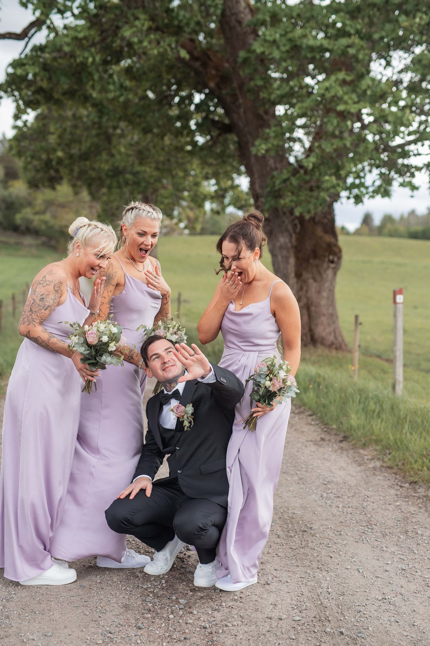Bröllops i naturen, bland kossor, gräs, bröllopsbågar, bänkar fyllda med gäster, bröllopsfotograf Jennifer serrander