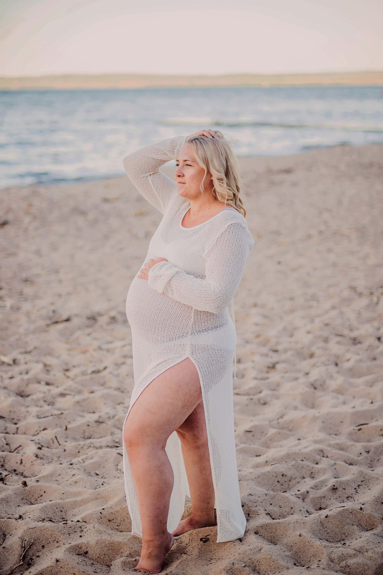 Gravidfotografering på domsand. Vacker gravid kvinna i golden hour, dokumentärt, storytelling. Gravidfotograf Jennifer Serrander.