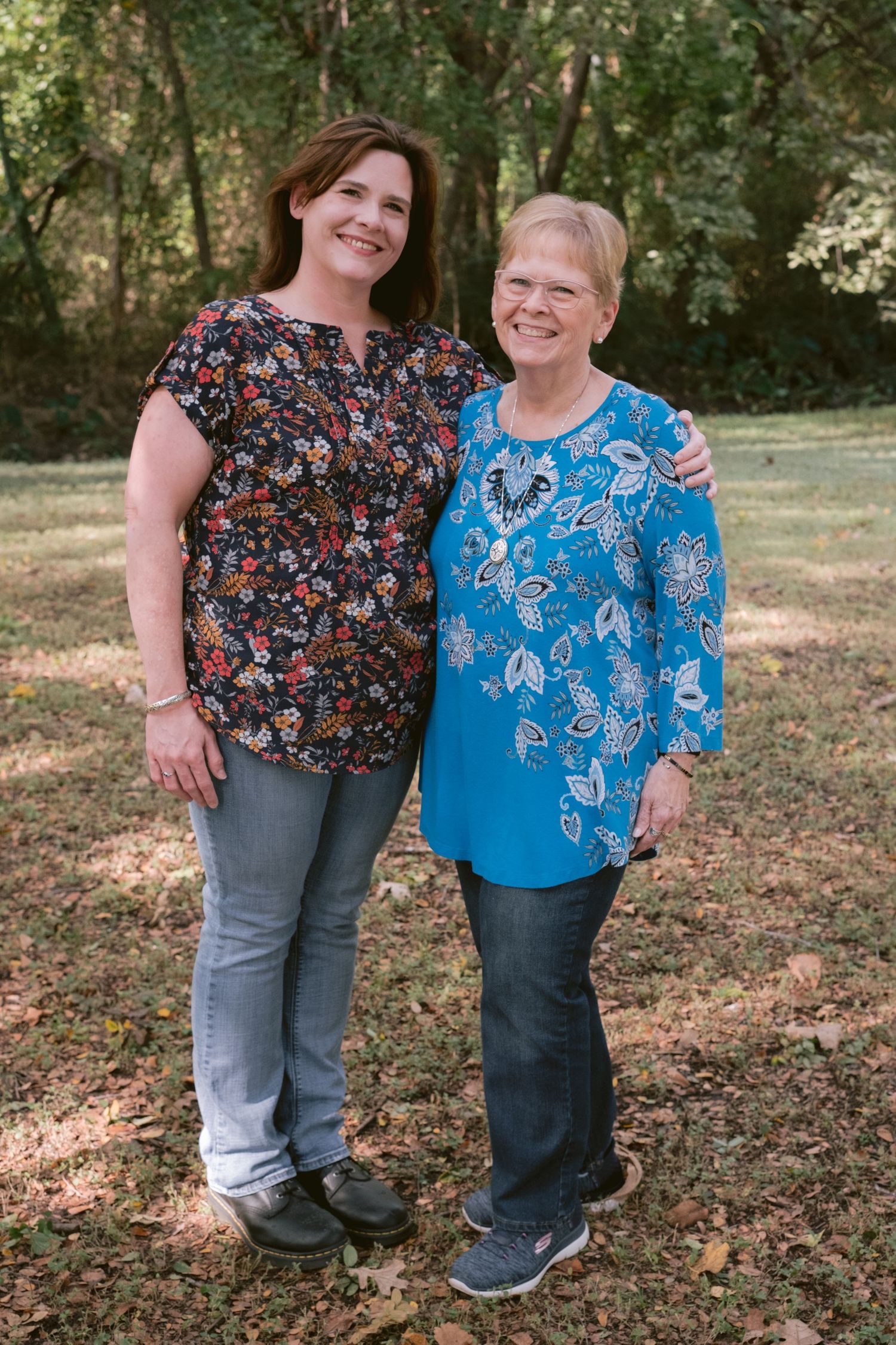 A mom and daughter posing in a park in Fort Worth, TX