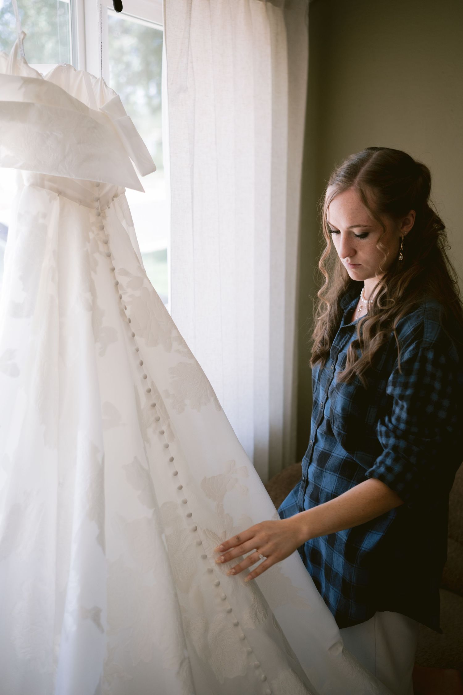 A bride getting ready for her wedding in Colorado