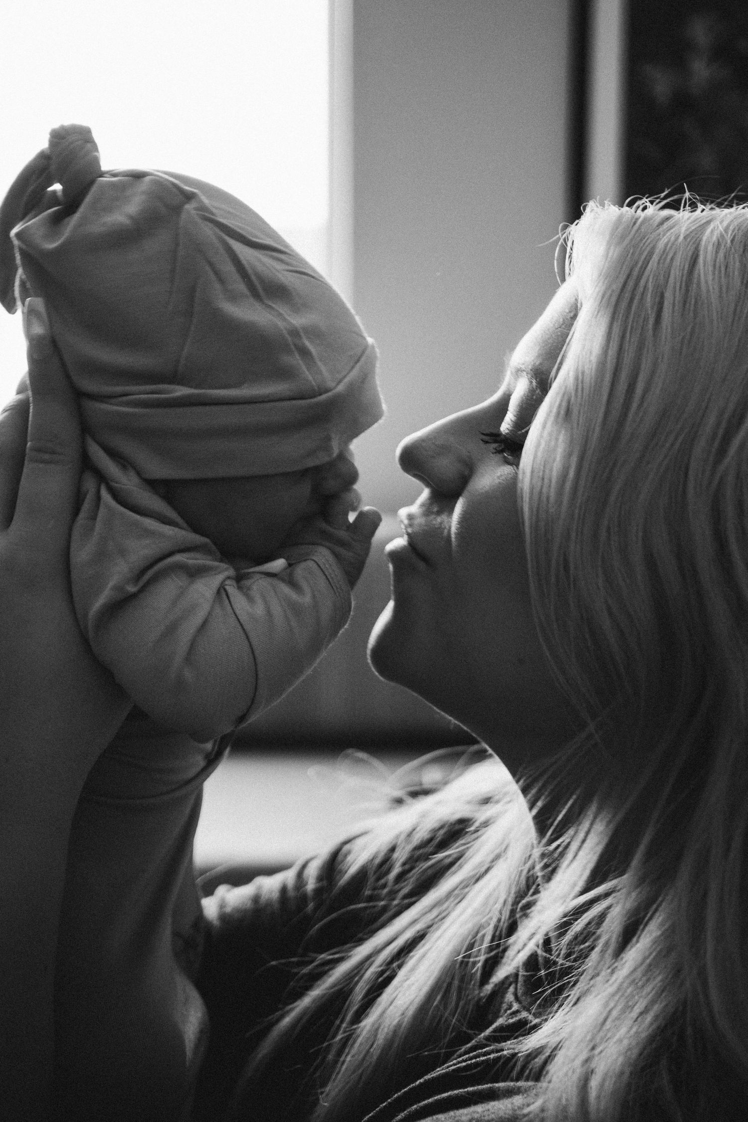 A mom kissing her newborn son in Fort Worth, TX