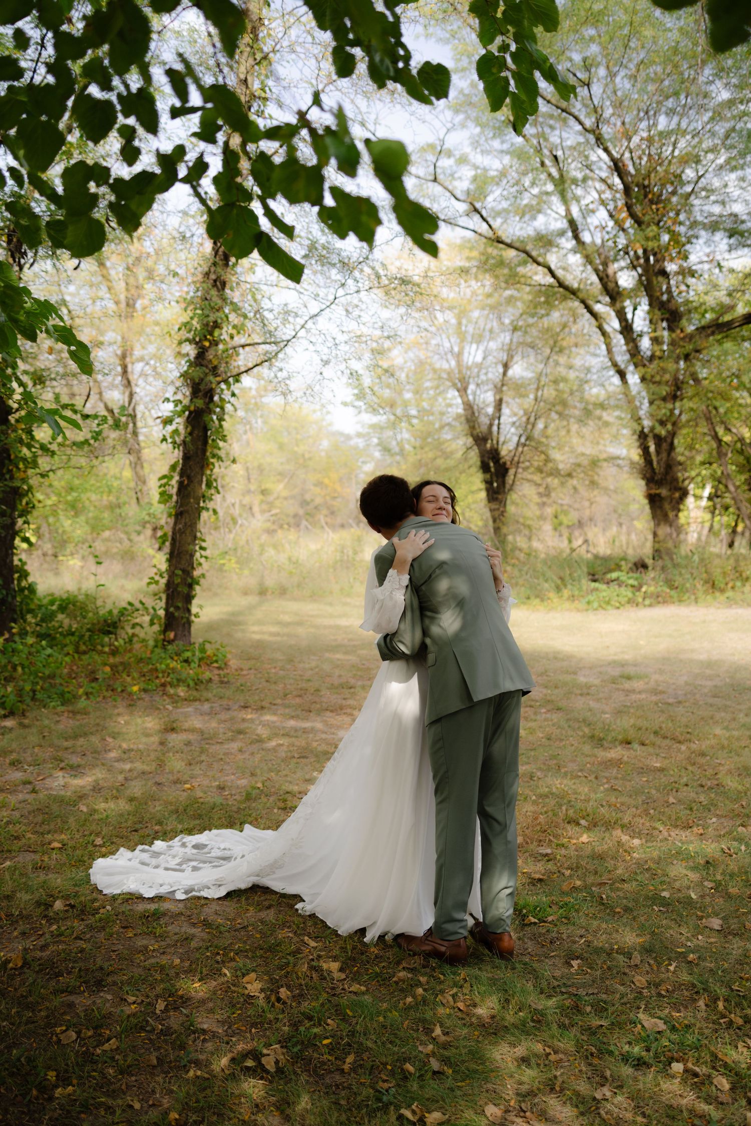 Falconwood Park Bellevue Nebraska wedding first looks.
