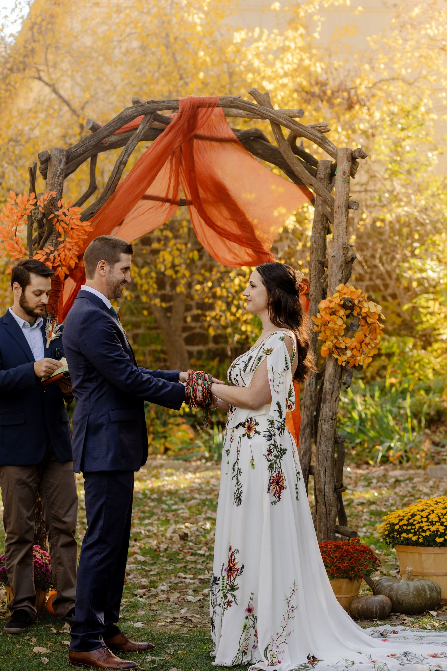 Bride and groom wedding photos at Lilac Hill in Louisville NE. Photographer, Nixon Photography, Kinsey Nixon-Bay