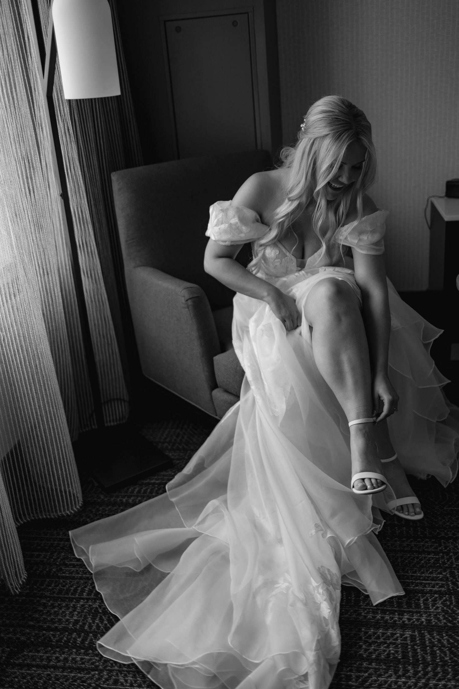 Bridal Getting ready, Omaha Wedding Photographer
