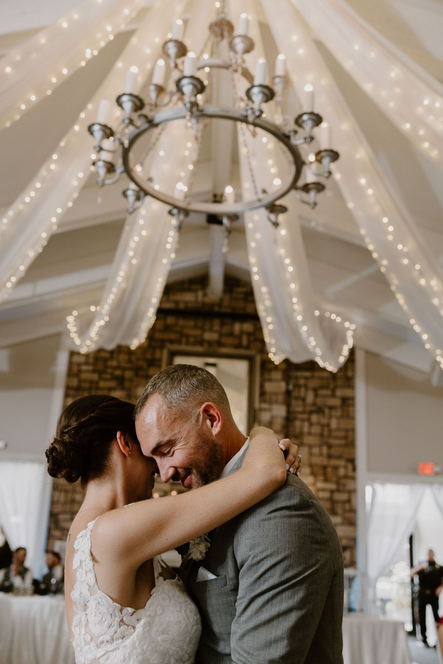 Villa Aletta in Omaha Nebraska, couple dancing to their first dance.