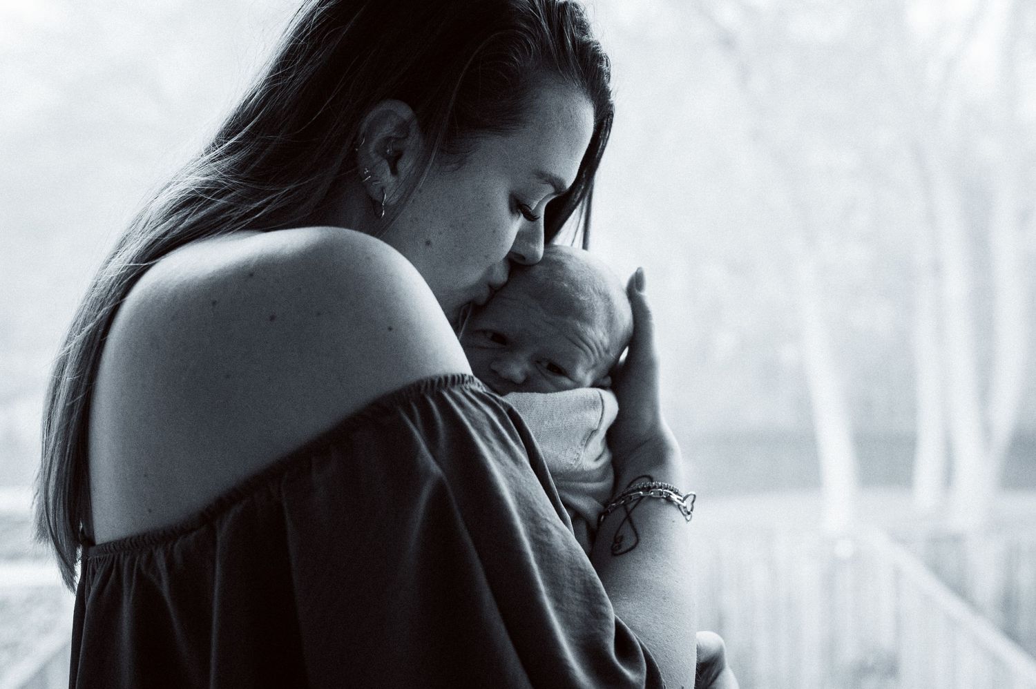 Newborn fotoshoot van mama & twee zoons, bij de klant thuis