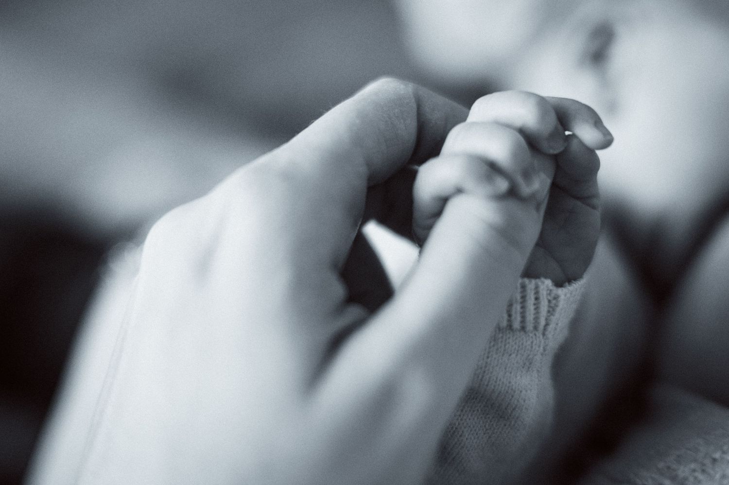 Newborn fotoshoot van mama & twee zoons, bij de klant thuis