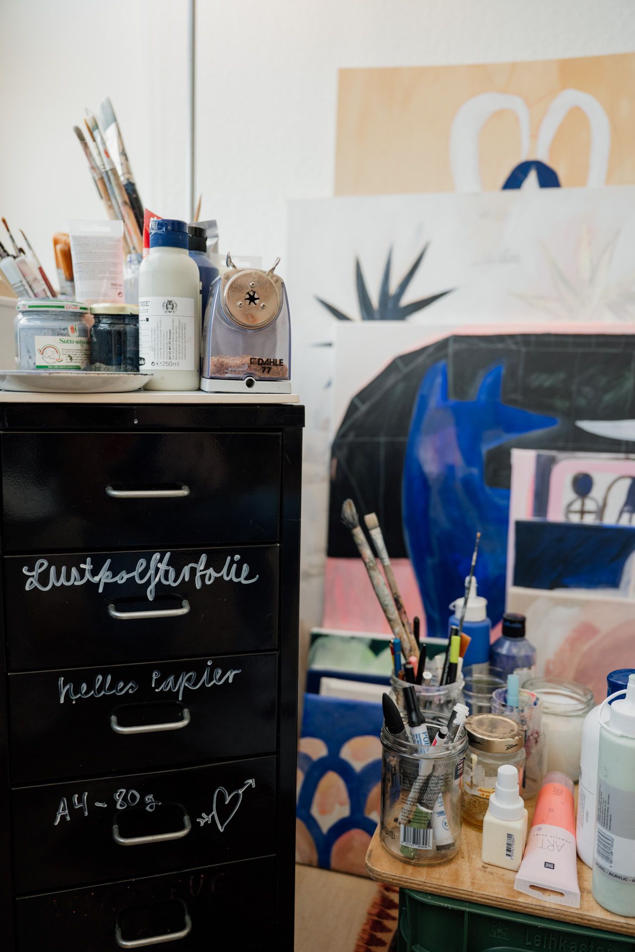 Ecke im Atelier mit Malutensilien und Bildern