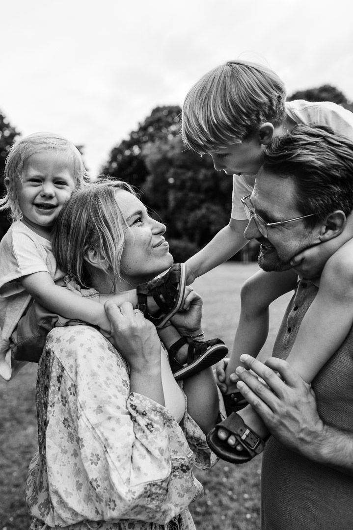 schwarzweiss Familienportrait einer vierköpfigen Familie