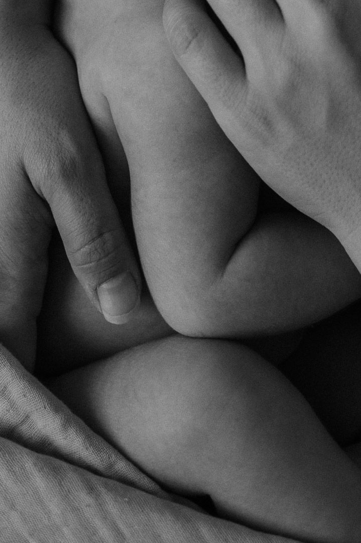 Hände halten ein Baby