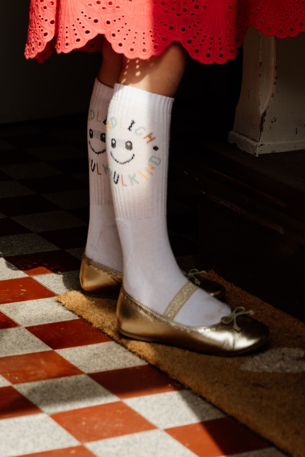 Kinderbeine mit Ballerinas und Schulkind Socken