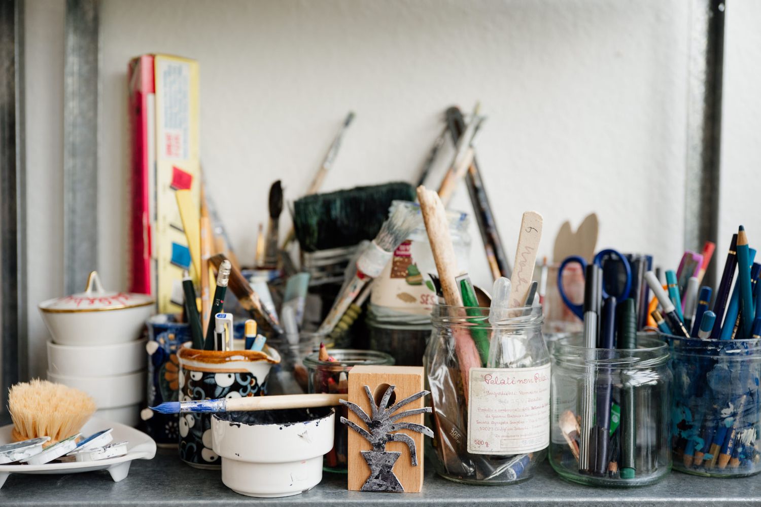 Krimskrams auf einem Regal im Atelier