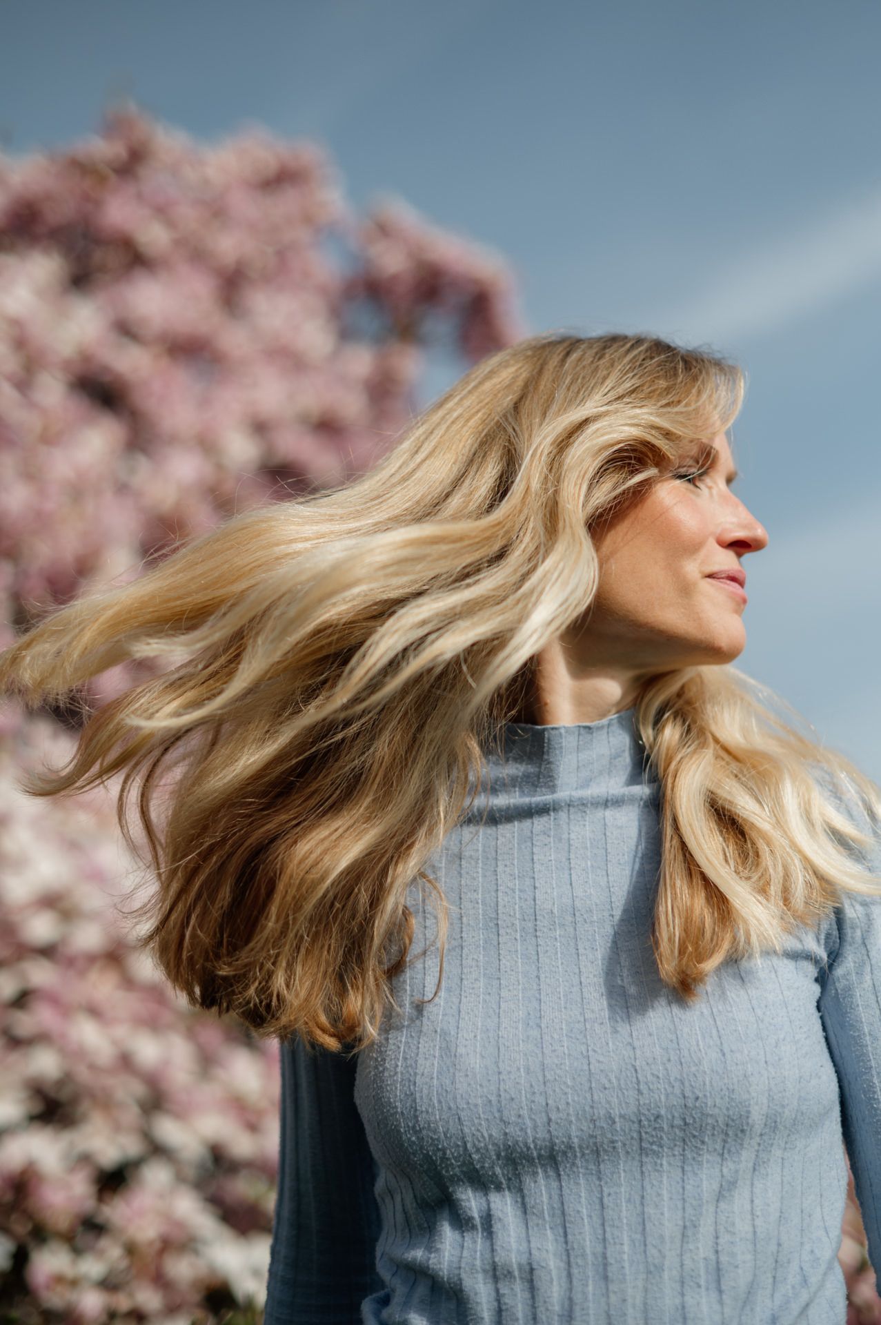 Portrait einer Frau vor einem Magnolienbaum