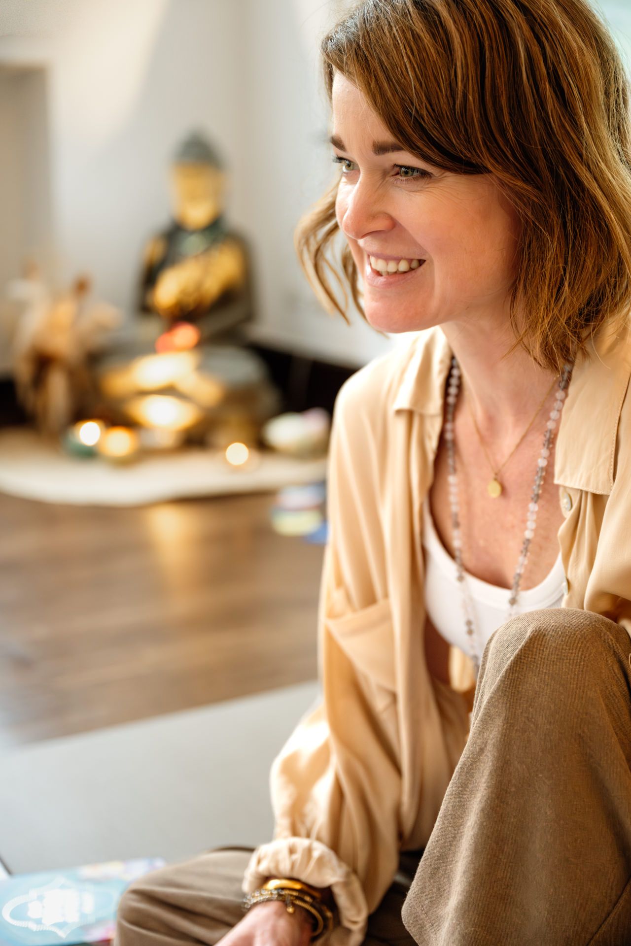 Portrait einer sitzenden Frau in einem Yogastudio während Fotoreportage