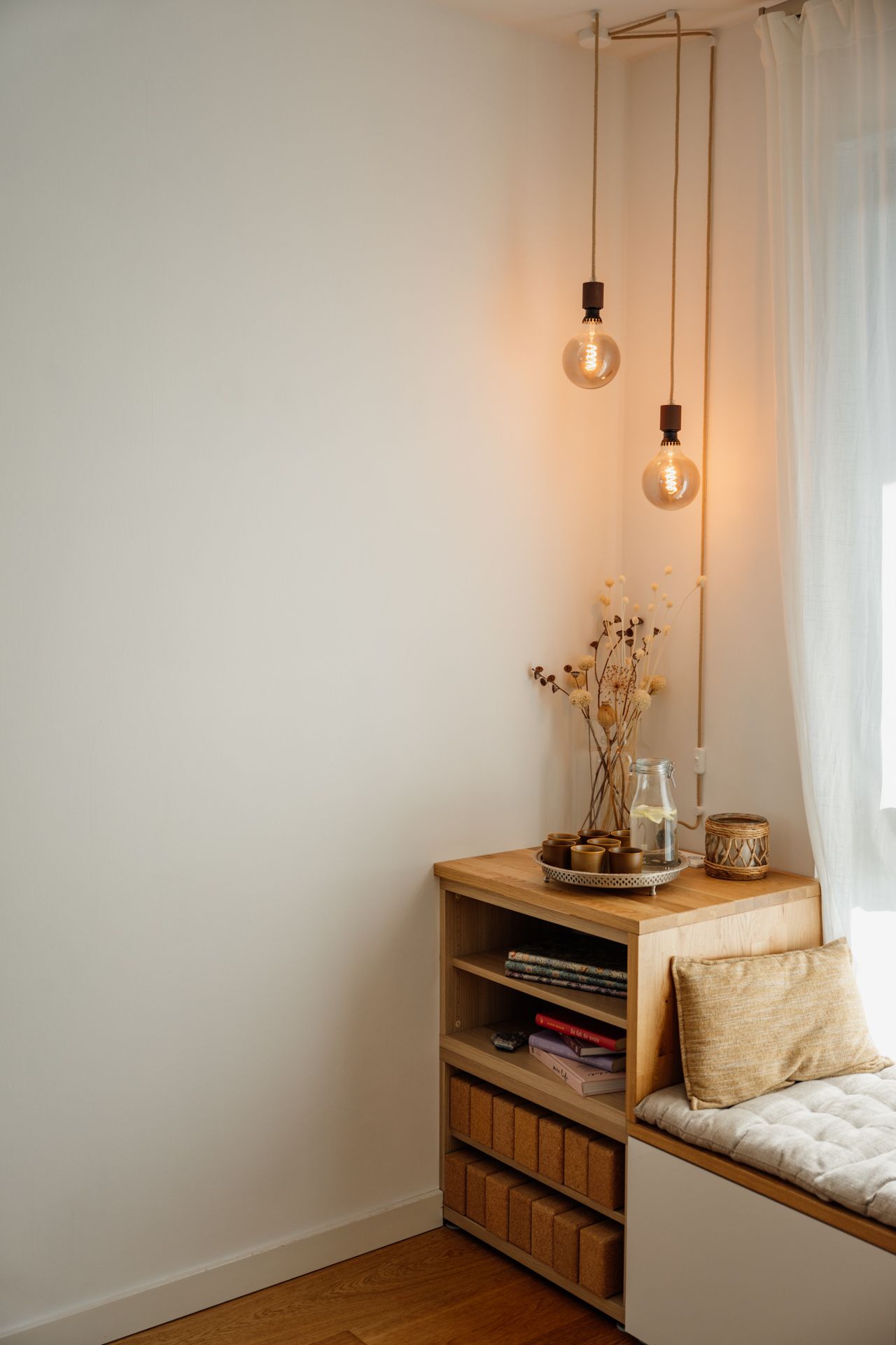 Gemütliche Ecke mit stimmiger Atmosphäre in einem Yoga Studio
