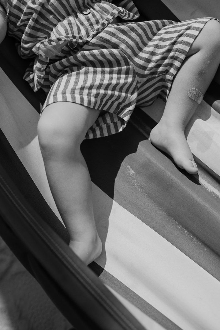 Kinderbeine in einer Hängematte