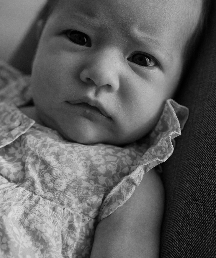 Babyportrait in schwarzweiß