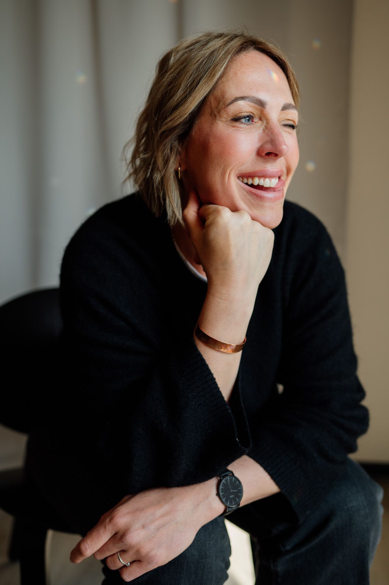 natürliches Portrait einer sitzenden Frau