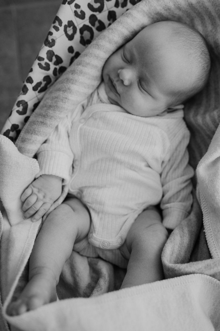 Baby liegt in Wippe
