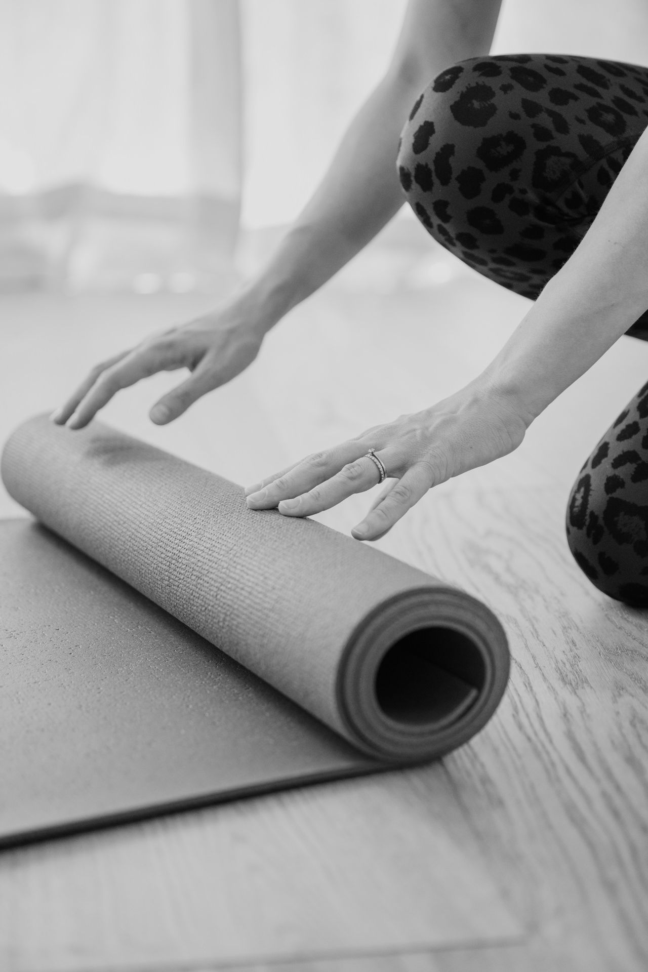 Hände rollen Yogamatte aus