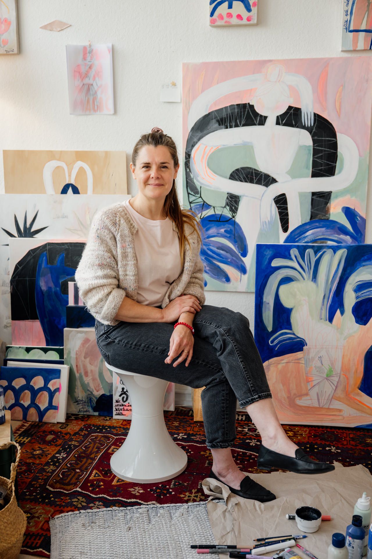 zeitloses Portrait einer Künstlerin in ihrem Atelier